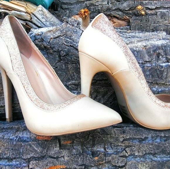 Nude/gold pointed toe pumps size 7.5 - Picture 1 of 2